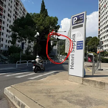 Apparently 2 Bedrooms Νίκαια