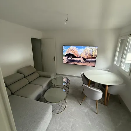 Apparently 2 Bedrooms * Νίκαια